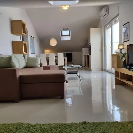 East Side Sea View Apartment *
