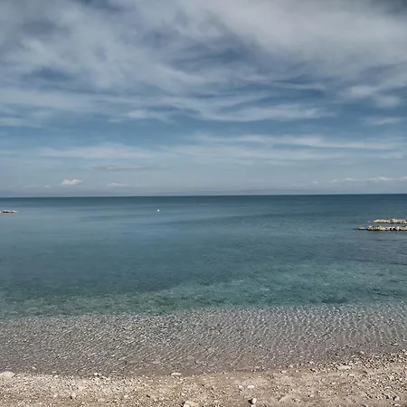 East Side Sea View *